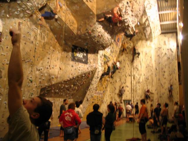 Celkový pohled na lezeckou stěnu na Ruzyni