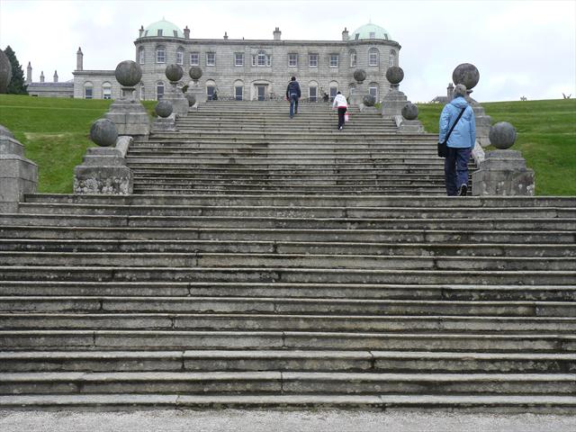 Rozsáhlé schodiště