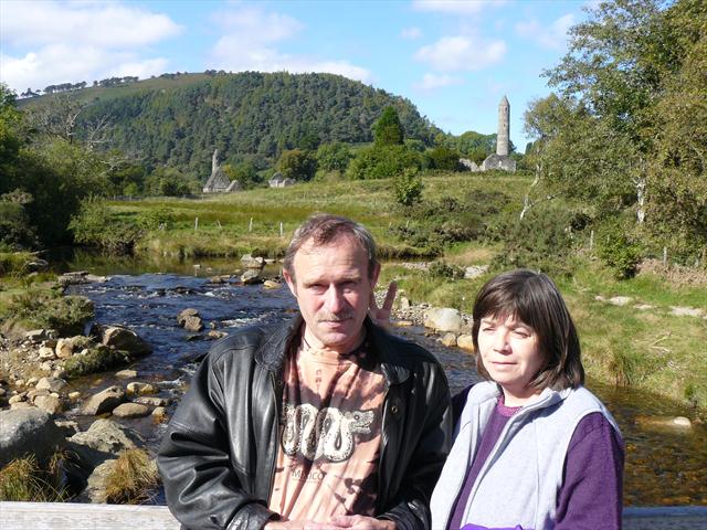 Glendalough, potůček a věž v pozadí