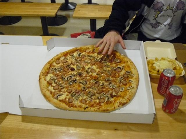 Pizza v porovnání s Pájovou rukou