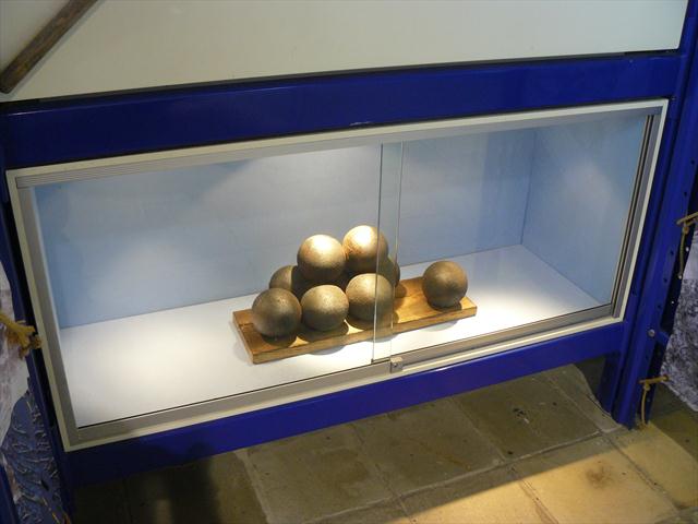 Dělové koule v muzeu