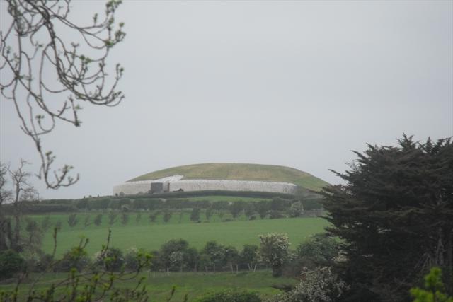 Pohled na hrobku Newgrange z návštěvnického centra