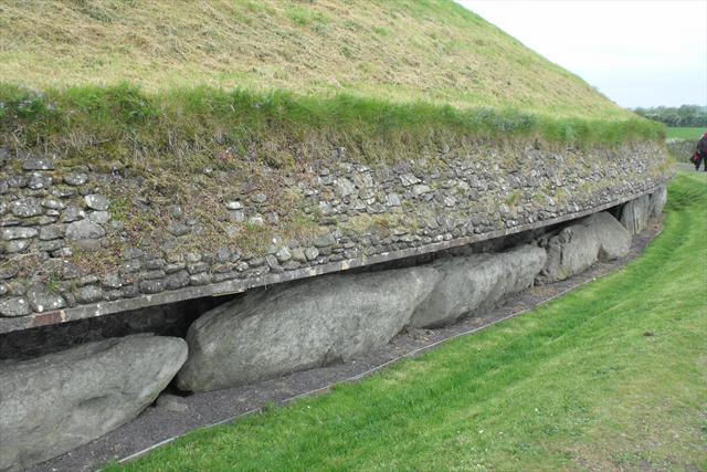Původní kameny hrobky