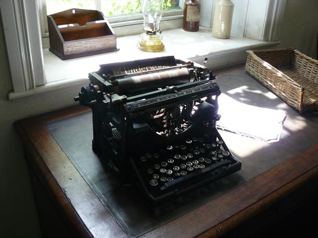 Starý psací stroj ve vyšetřovací místnosti