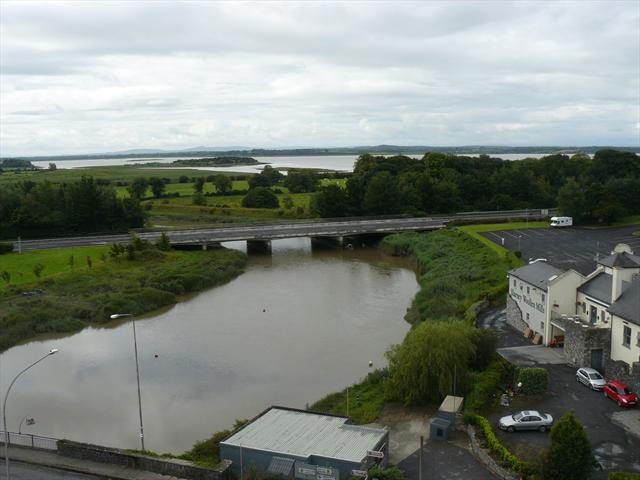 Výhled z věže hradu na řeku Shannon