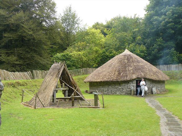 Kamenný domeček se slámovou střechou a soustruh