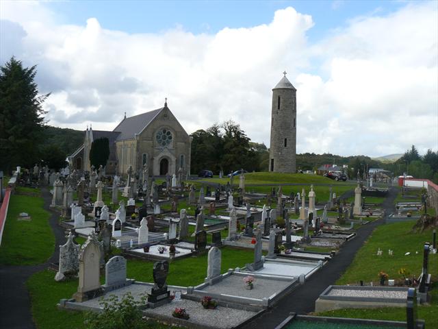 Hřbitov, kostel a věž v jedné vesničce