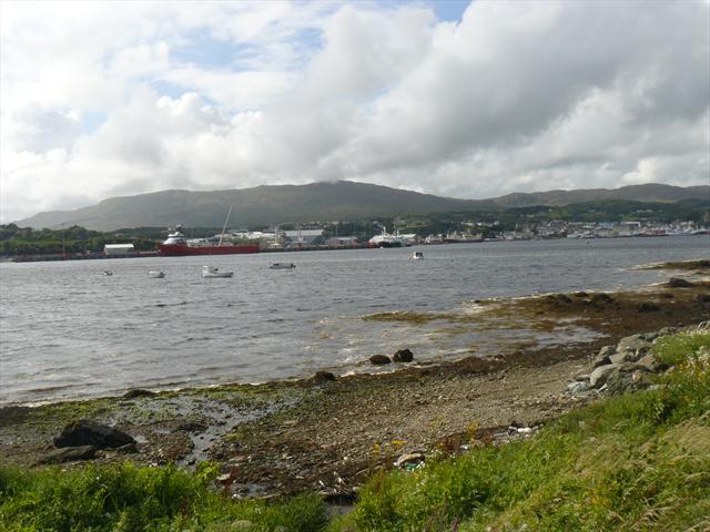 Pohled na rybářský přístav Killybegs přes zátoku