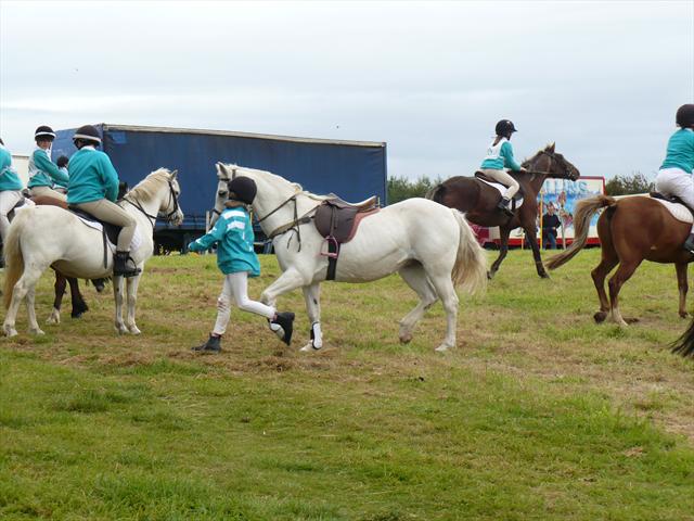Dětské soutěžení - štafeta na koních