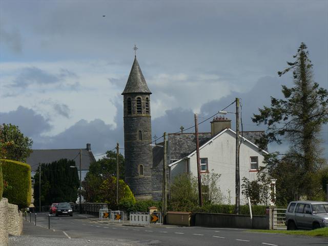 Věžička kostela ve vesnici Raphoe