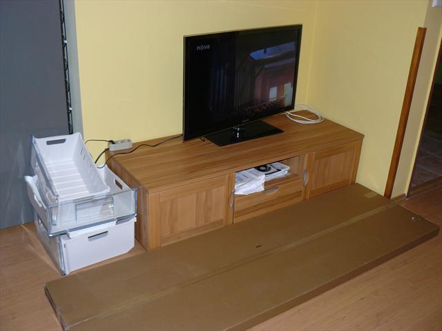 Televizní stolek a TV